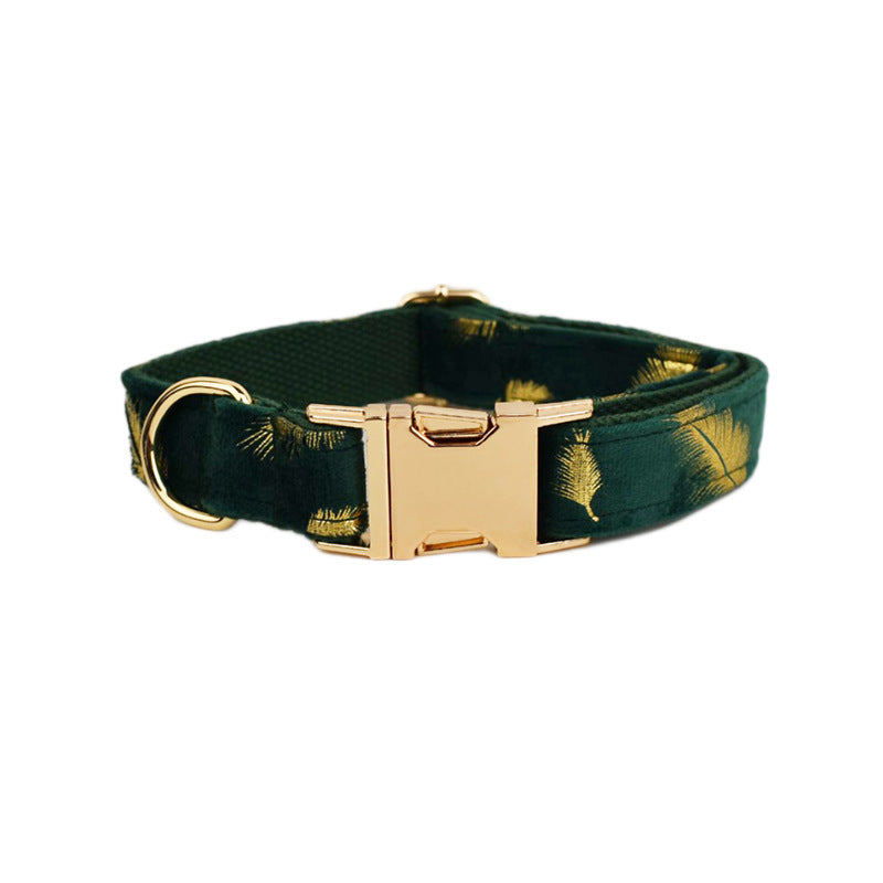 Collier velours pour chien réglable – coloris vert motif plumes