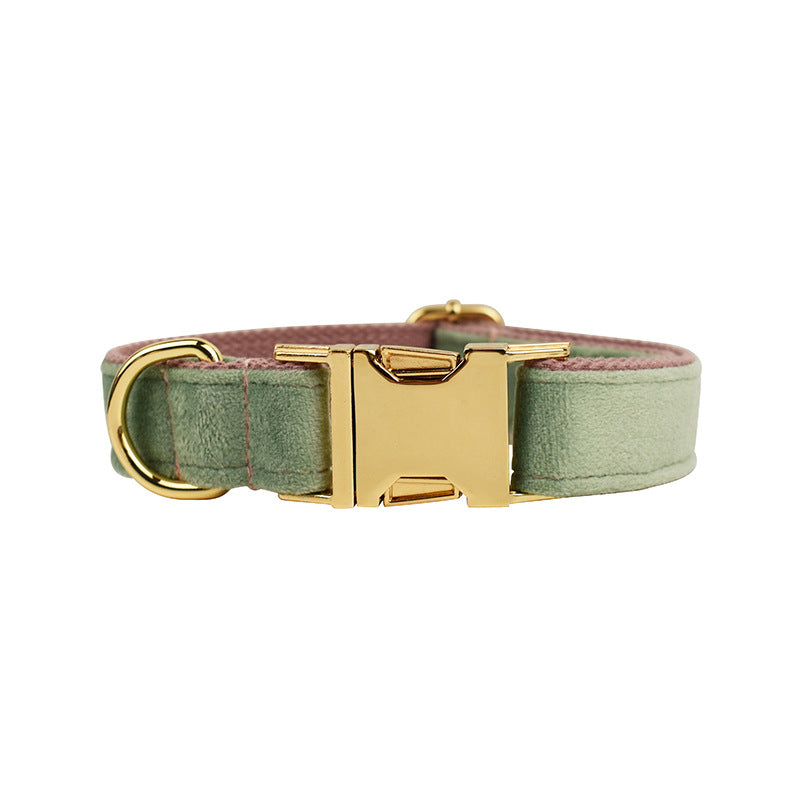 Collier velours pour chien réglable – coloris vert menthe sur fond rouge